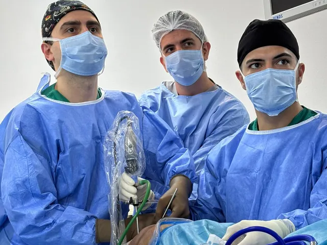 Cerrahi önlük ve maskeleriyle ameliyathanede çalışan hekimler