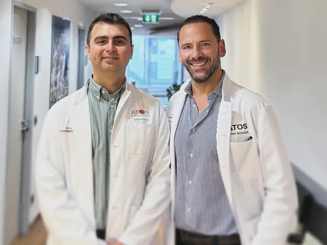 Almanya Münih ATOS Klinik koridorunda Dr. Mehmet Kaymakoğlu ve meslektaşı birlikte yürürken