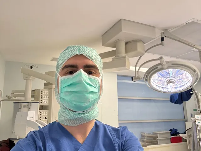 Cerrahi maskesi ve steril önlüğüyle Dr. Mehmet Kaymakoğlu ameliyata hazırlanırken