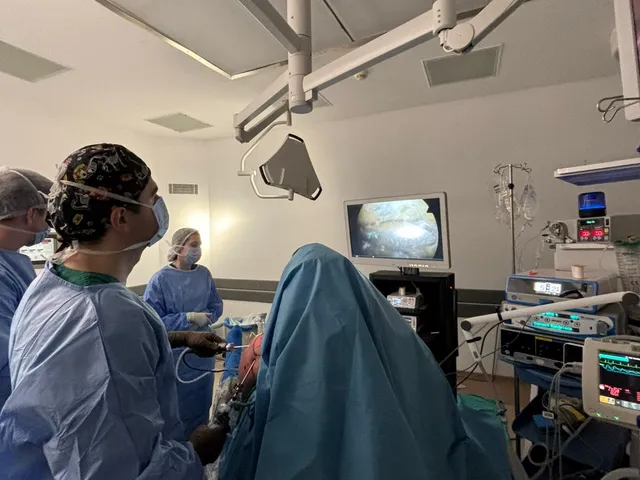 Ameliyathane ortamında monitörden eklem içini izleyerek ameliyat yapan ekip